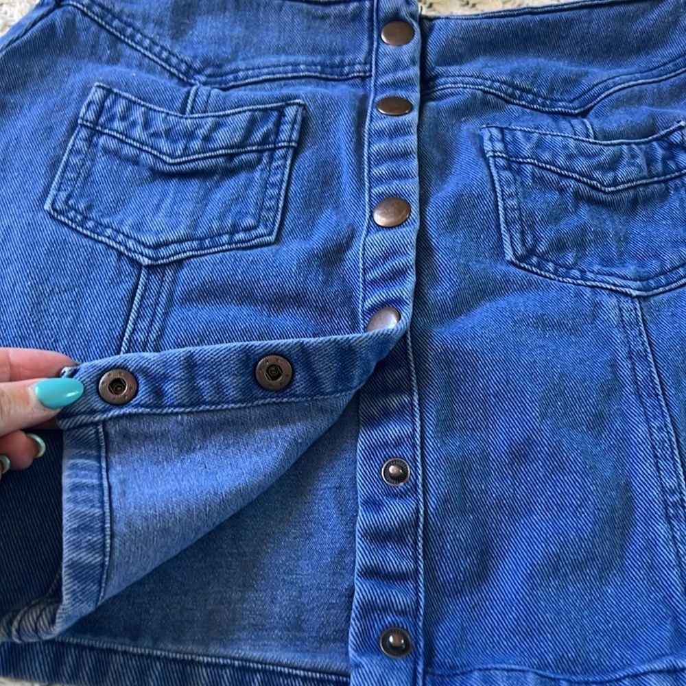 KENDALL & KYLIE Western Denim Mini Skirt with Snap Front | 28 - Picture 3 of 8